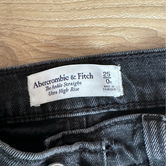 Abercrombie Ultra High Rise Ankle Straight Jean - Picture 4 of 4